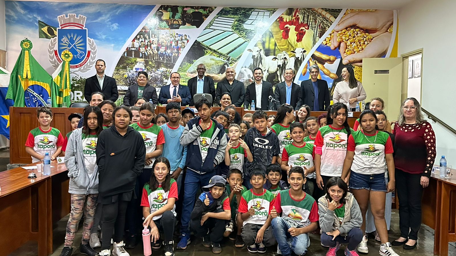 Alunos da escola Municipal Maria Timira visitam Câmara Municipal de Itaporã