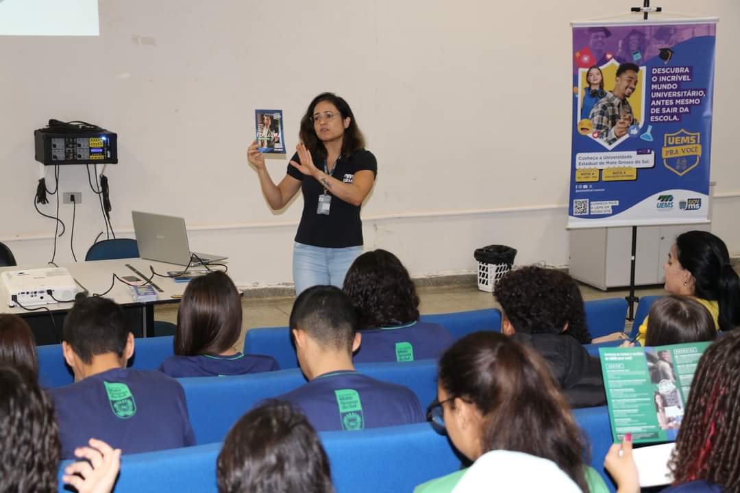 Alunos de Itaporã fazem visita a Universidade Estadual de Mato Grosso do Sul