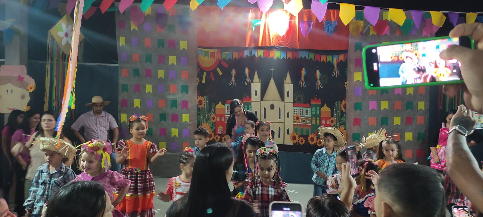 Charme dos pequenos marcam o Arraiá da Escola Rozânia Moura de Lima (fotos)