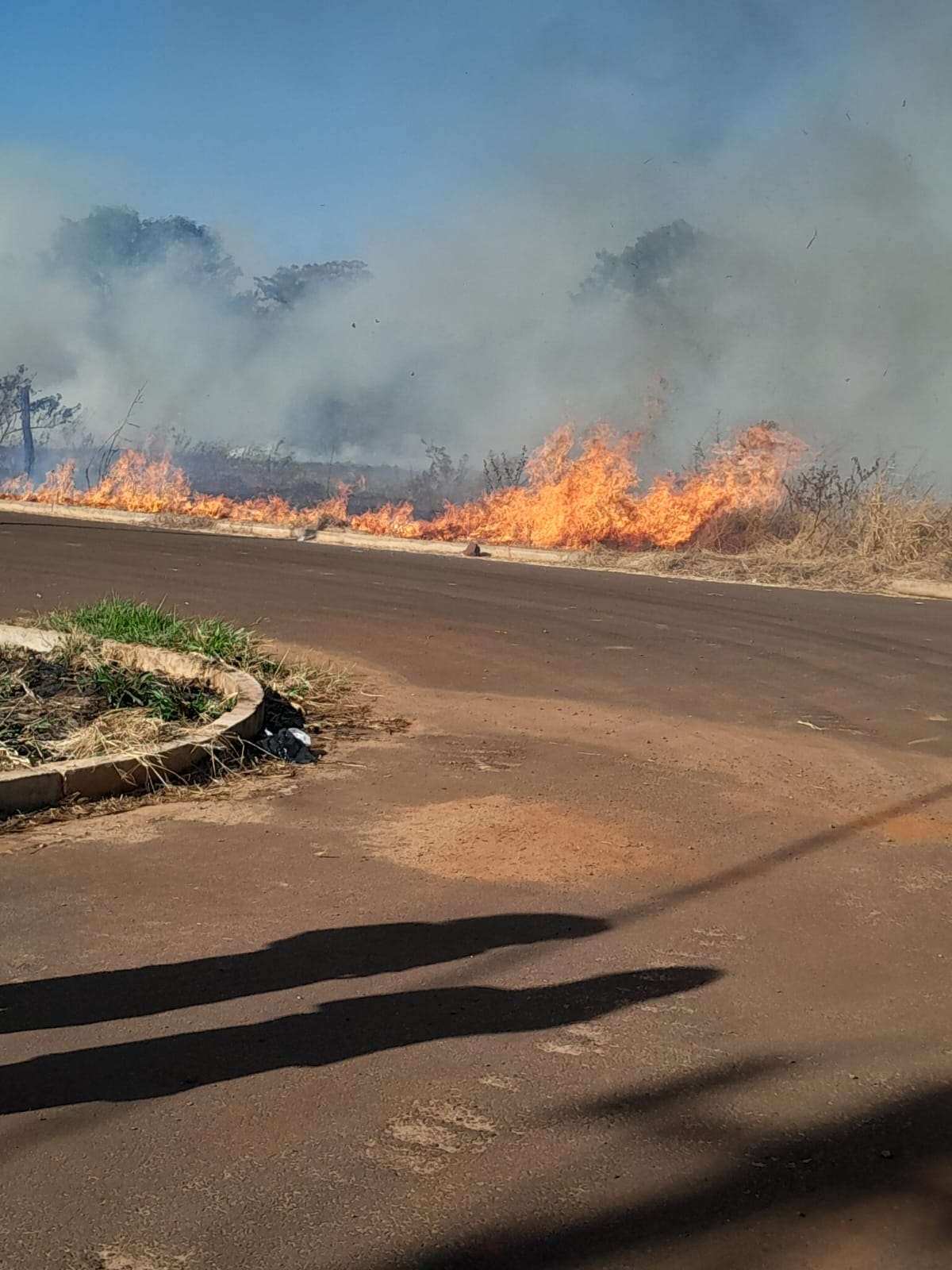 Fogo quase atinge residência e acaba controlado por caminhão pipa em Itaporã