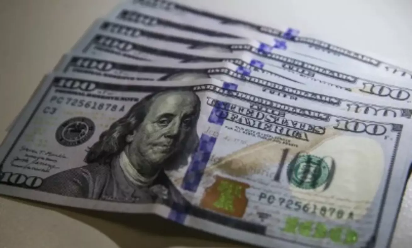 Dólar tem leve alta e volta a fechar acima de R$ 5,50