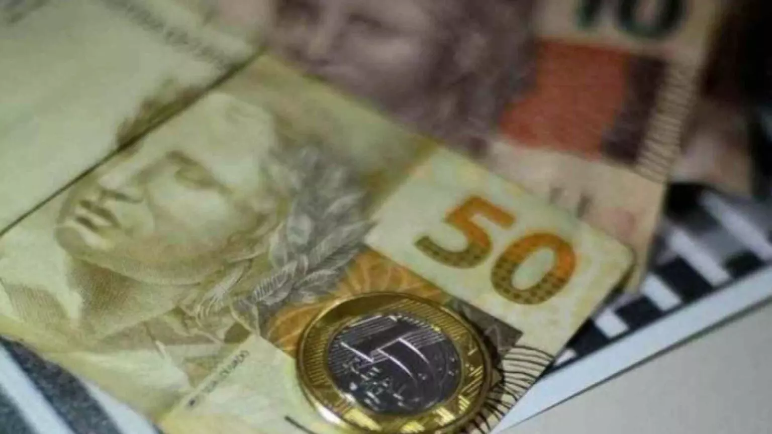 Quase 1 milhão de pessoas têm mais de R$ 1 mil para receber; confira como saber