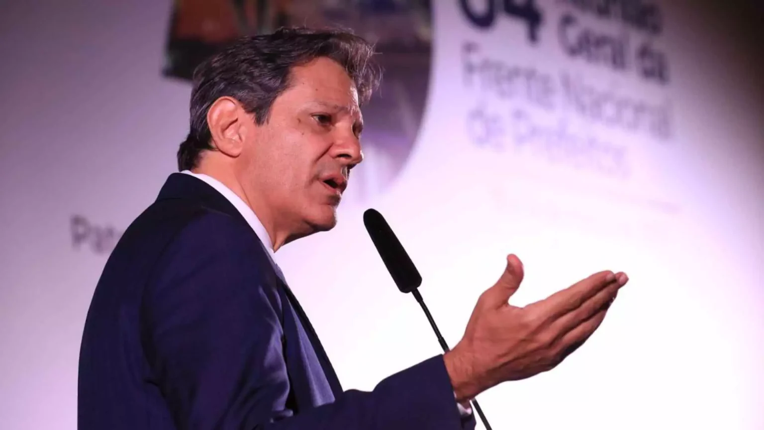 Apostadores terão 10 dias para sacar valores de bets irregulares, diz Haddad