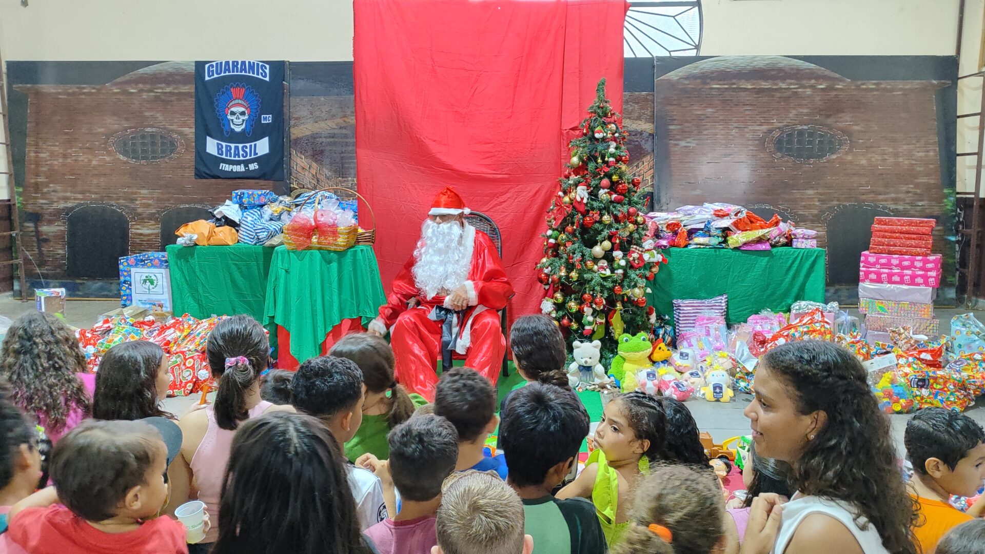 Itaporã: Tarde Natalina foi um sucesso e reuniu muitas crianças