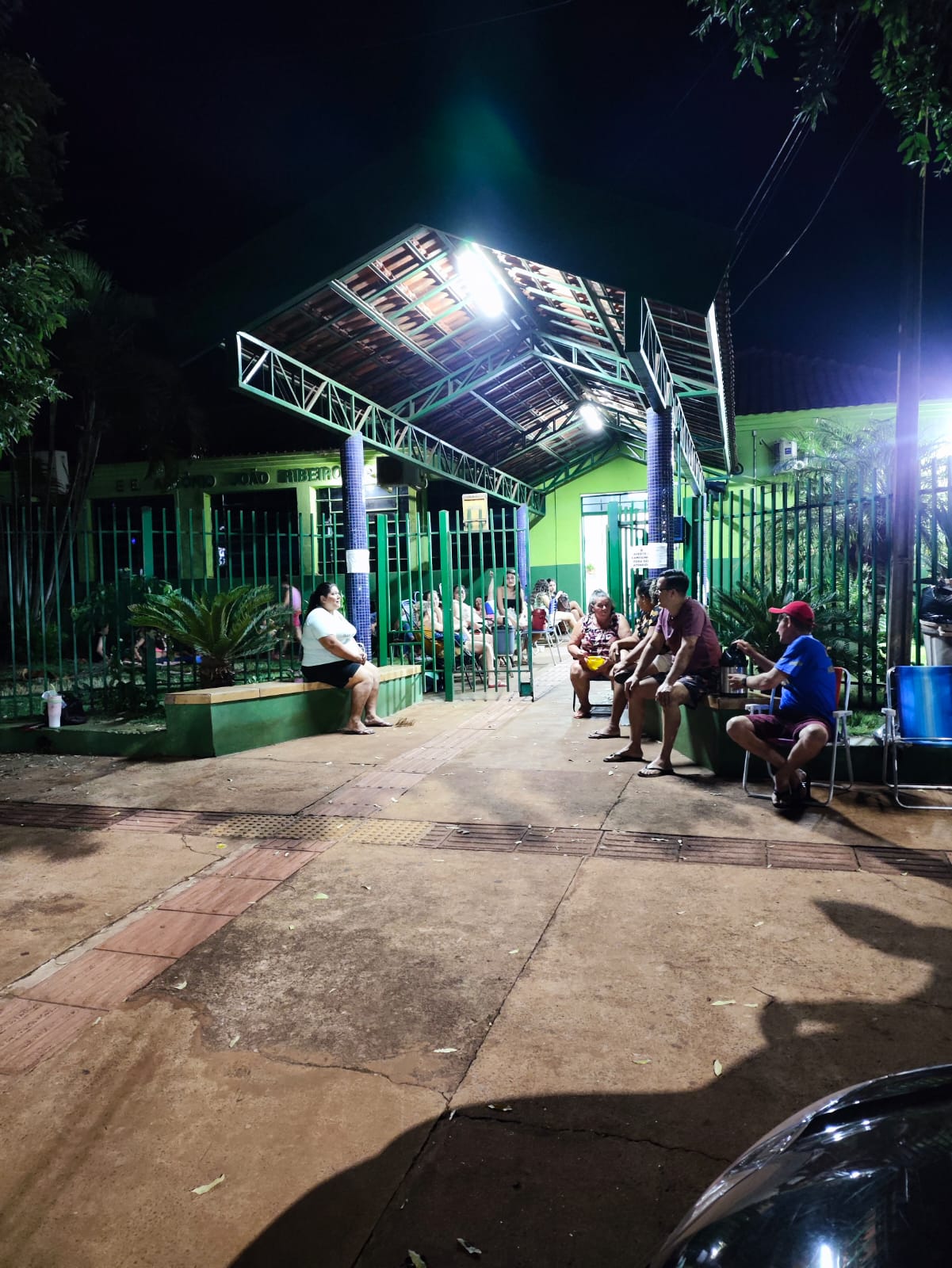 Pais passam a noite acampados para garantir vagas no período matutino no colégio Antônio João Ribeiro