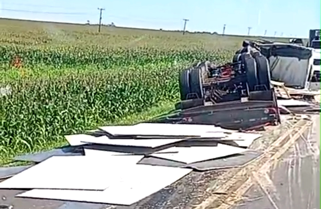 Itaporã: carreta carregada tomba em rodovia próximo ao Carumbé (vídeo)