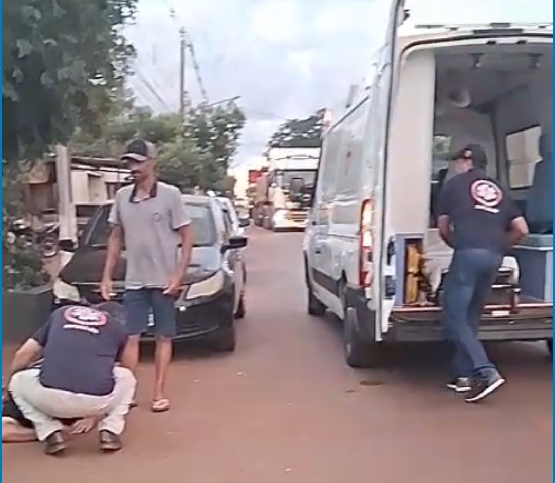 Carro bate em ciclista em Itaporã (vídeo)