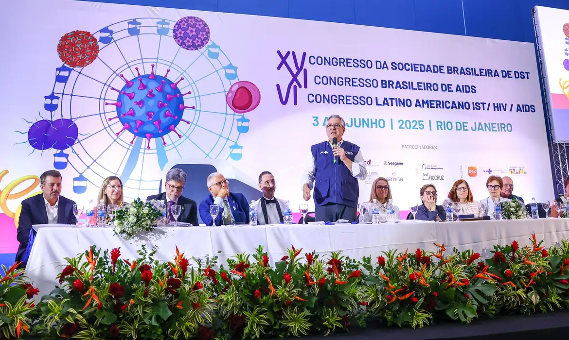 Brasil reduz transmissão do HIV vertical e pede certificado da Opas