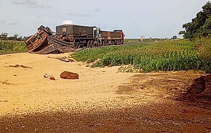 Itaporã: parte de carreta tomba e carga de soja fica espalhada (vídeo)