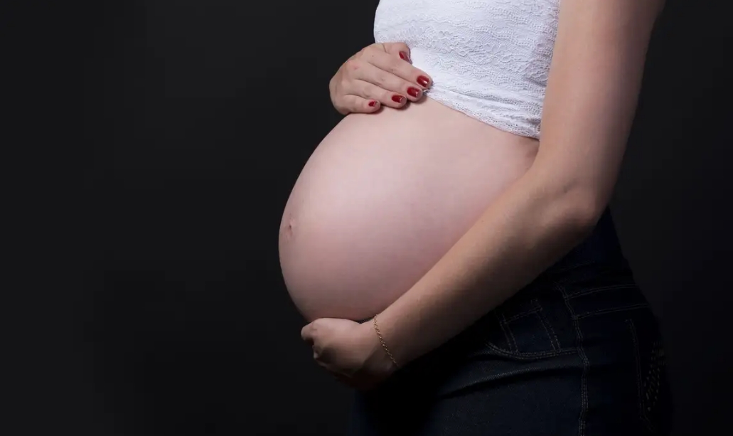 Número de filhos por mulher no Brasil é o menor da história, diz IBGE