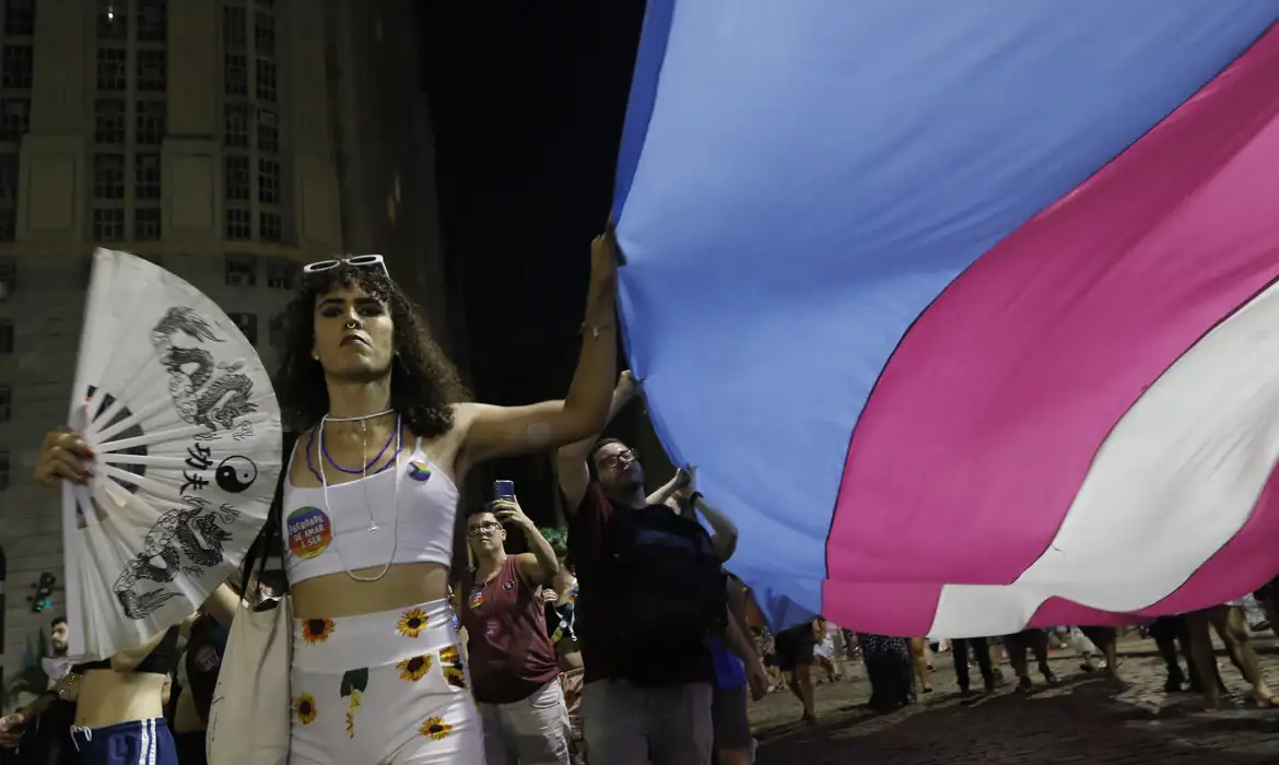 População trans se opõe à nova idade mínima para terapia hormonal