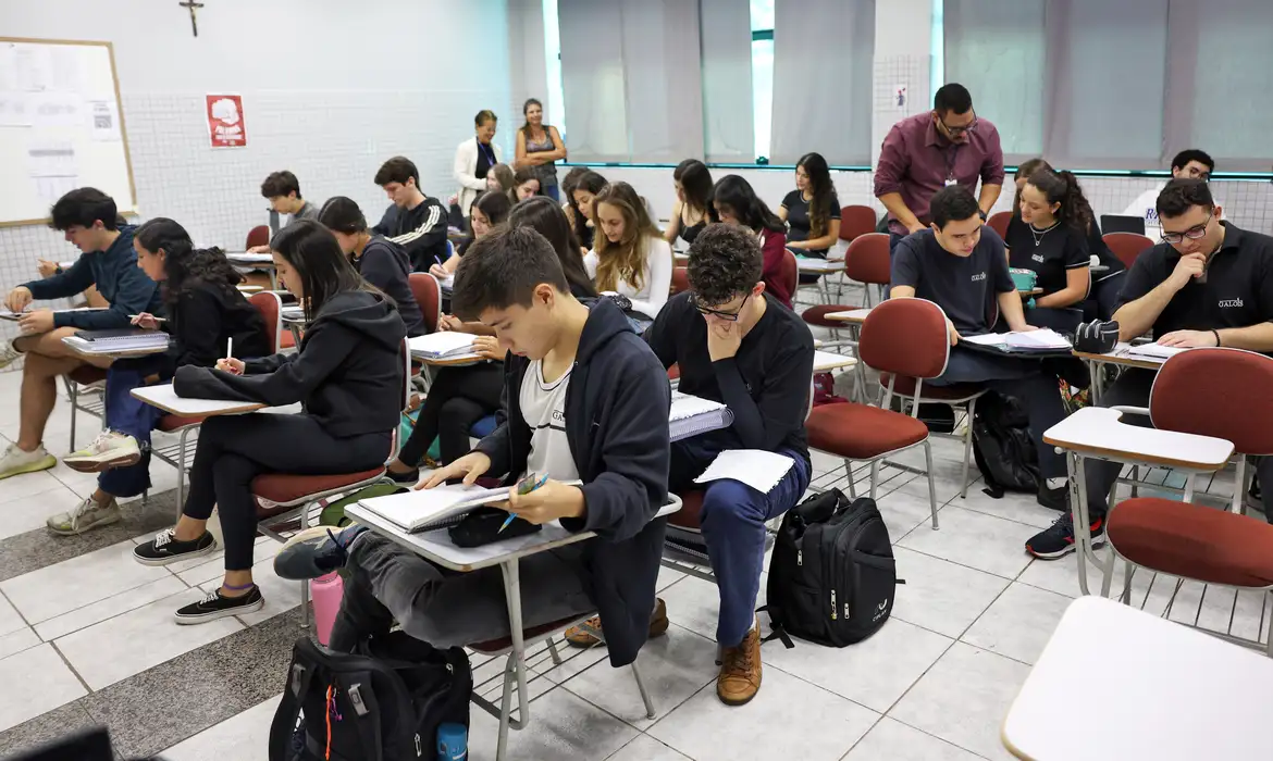 Fies 2025: estudantes devem complementar cadastro até sexta