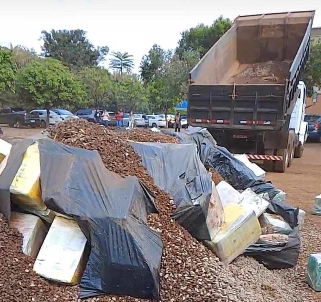 Toneladas de drogas são apreendidas de caminhão com placa de Itaporã