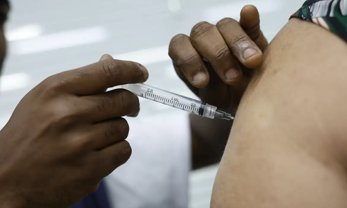 Casos de síndrome respiratória aguda grave caem no país, diz Fiocruz