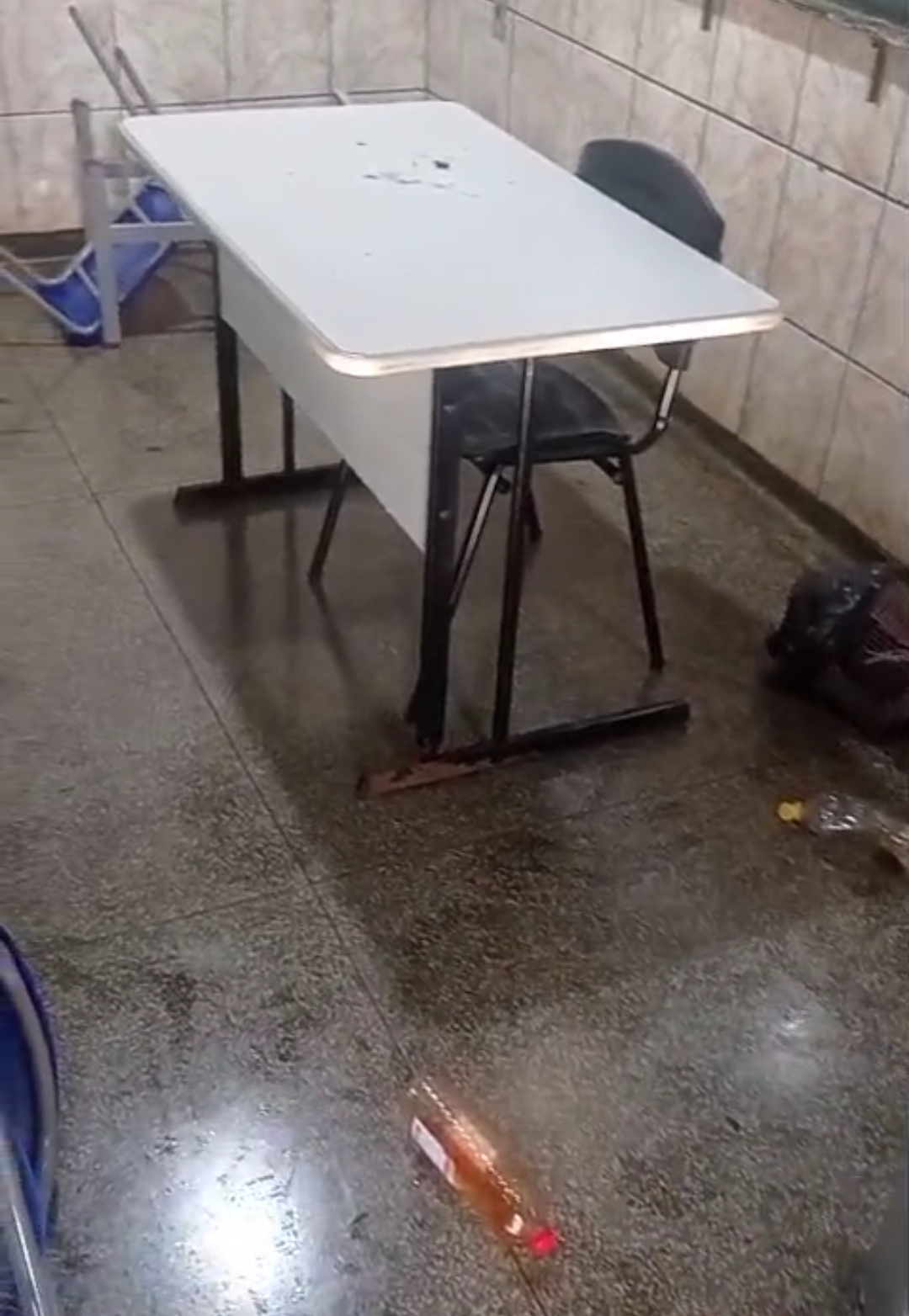 Veja o vídeo da sala de aula após surto de aluno no distrito de Piraporã