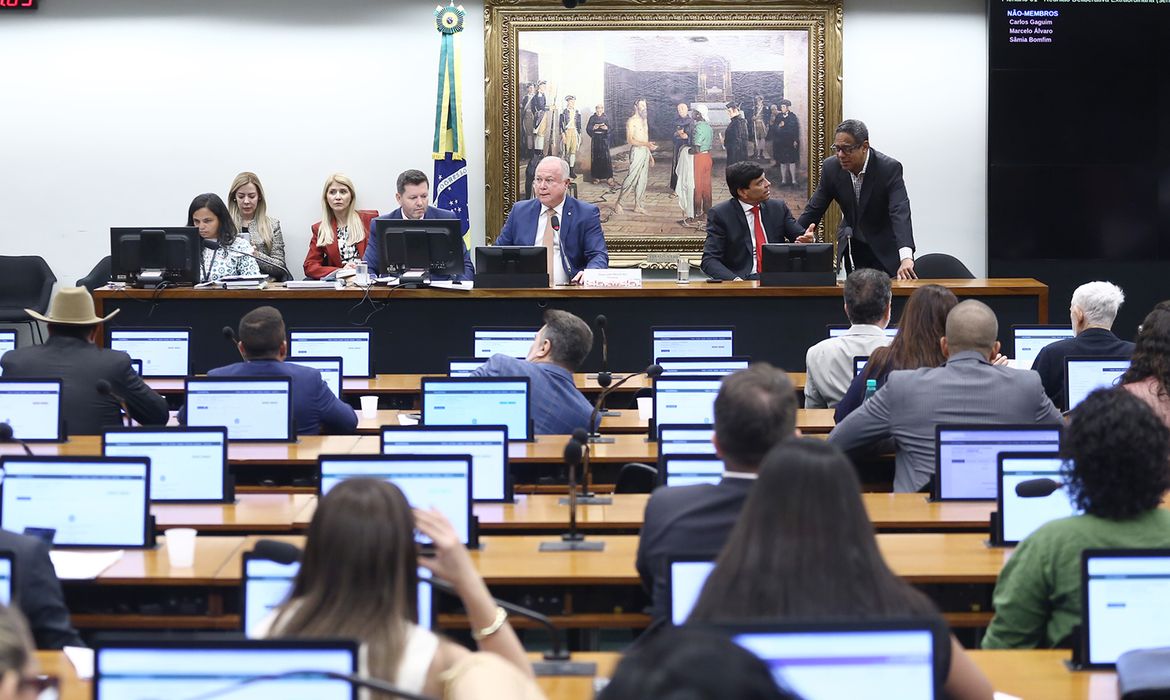 CCJ aprova aumento de pena para aliciamento de crianças na internet