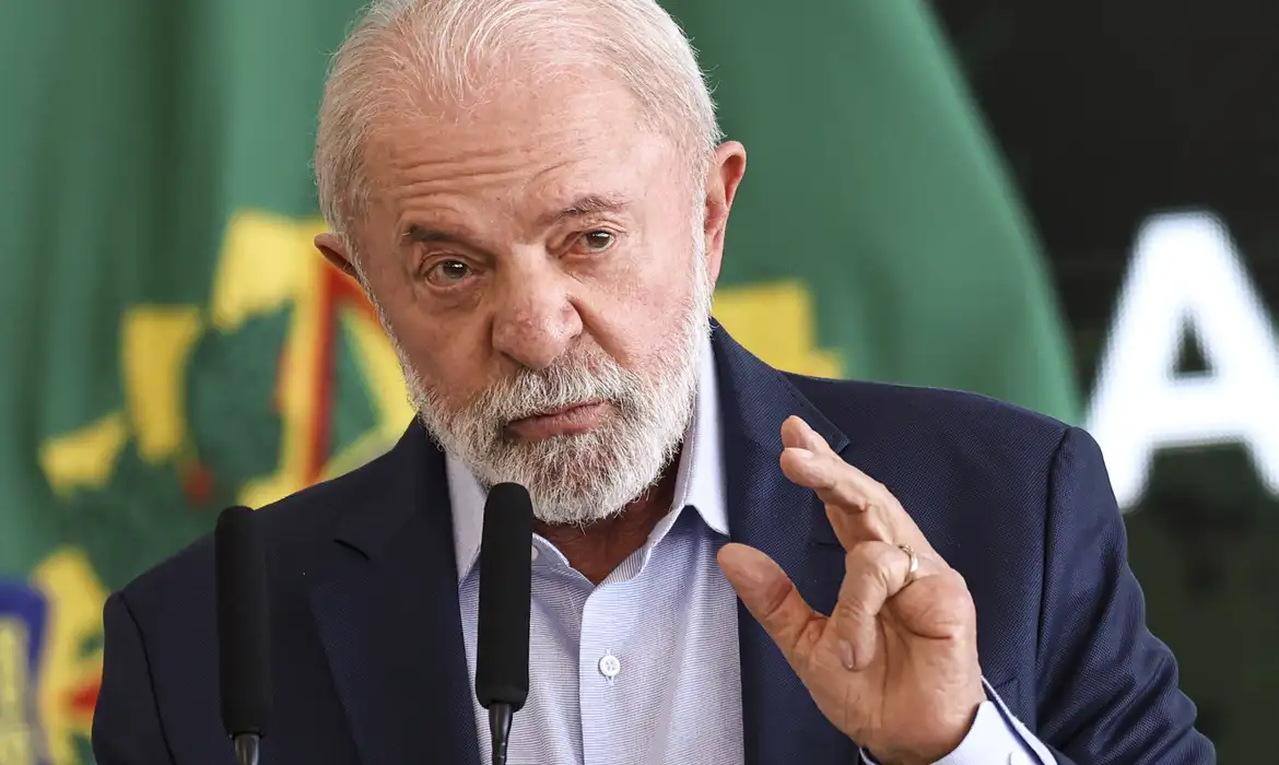 Lula finaliza plano aos setores afetados por tarifaço de Trump