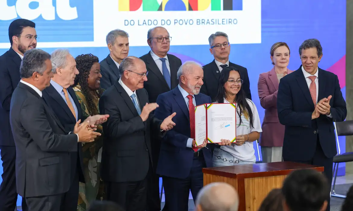 Lula sanciona lei contra adultização de crianças nas redes