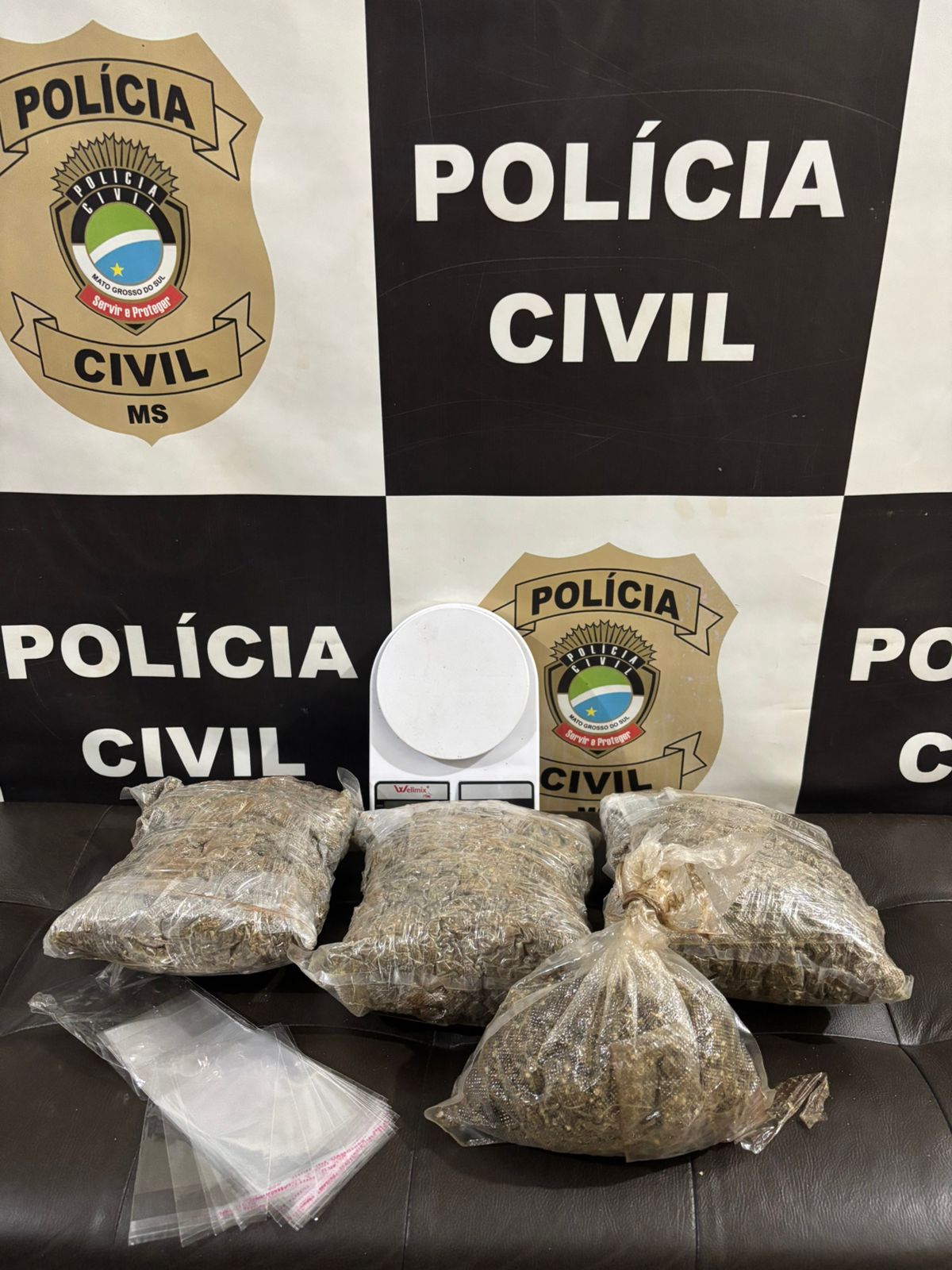 Polícia Civil, por meio da Delegacia de Itaporã, fecha entreposto de droga e prende homem em flagrante por Tráfico de Drogas, com apoio da Polícia Militar
