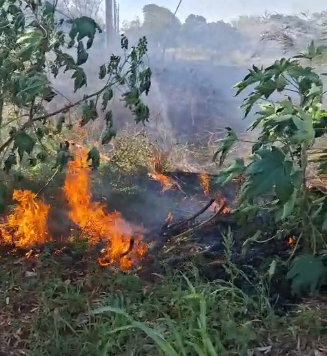 Itaporã: Defesa Civil atua em combate a incêndio na rotatória da Coca-Cola