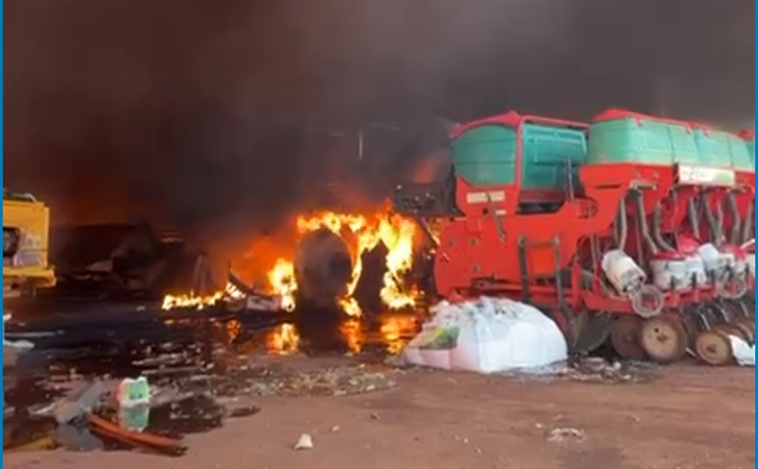 Itaporã: incêndio destrói maquinários agrícolas em barracão (vídeos)