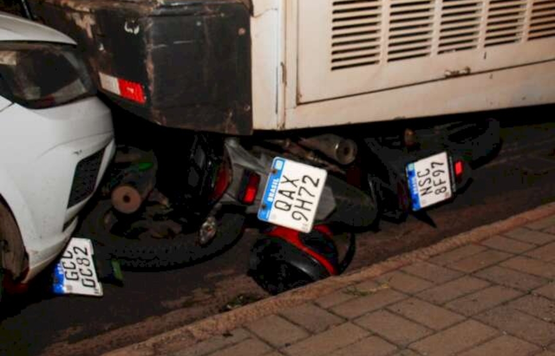 Ônibus com judocas de Itaporã perde o freio e provoca acidente com carros e motos