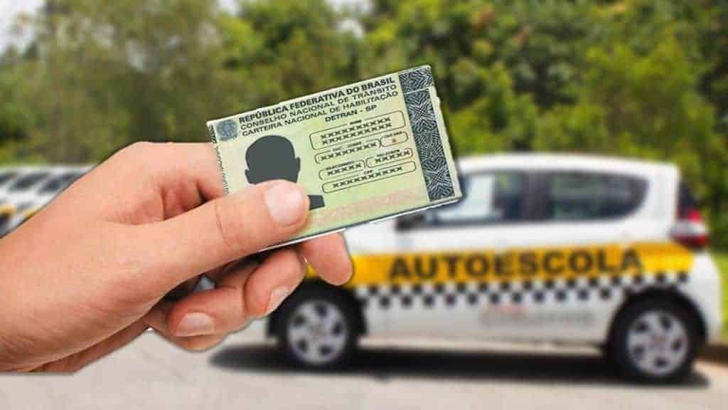 Altas taxas do Detran/MS impedem redução prometida no custo da CNH, afirma sindicato