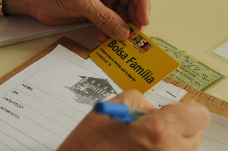 Projeto propõe 13º do Bolsa Família pago no mês de dezembro