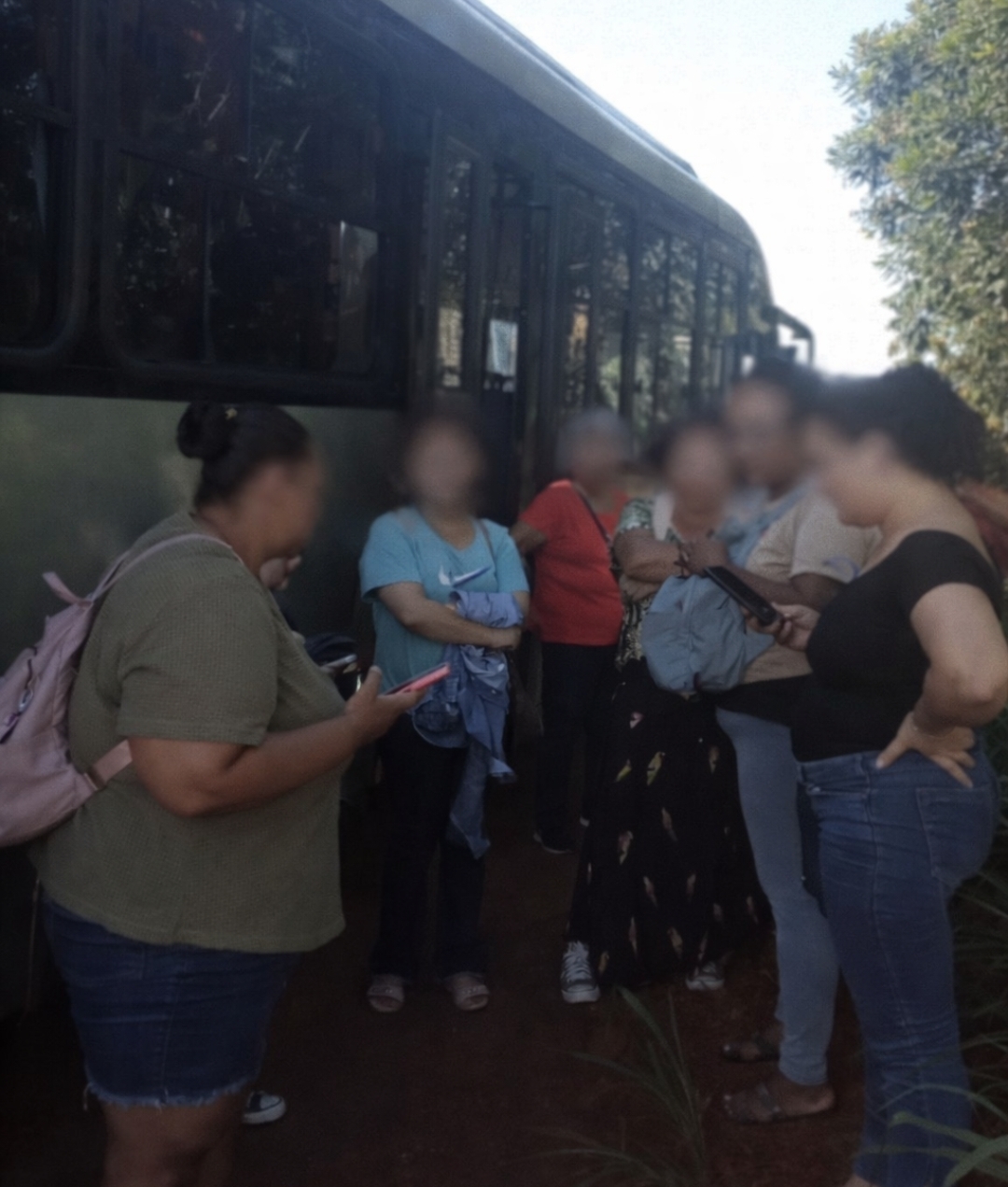 Itaporaenses ficam na rodovia após ônibus que faz trajeto Itaporã/Dourados quebrar