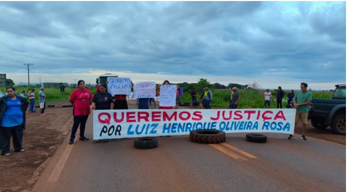Moradores bloqueiam BR-163 após morte de motociclista atropelado por motorista bêbado
