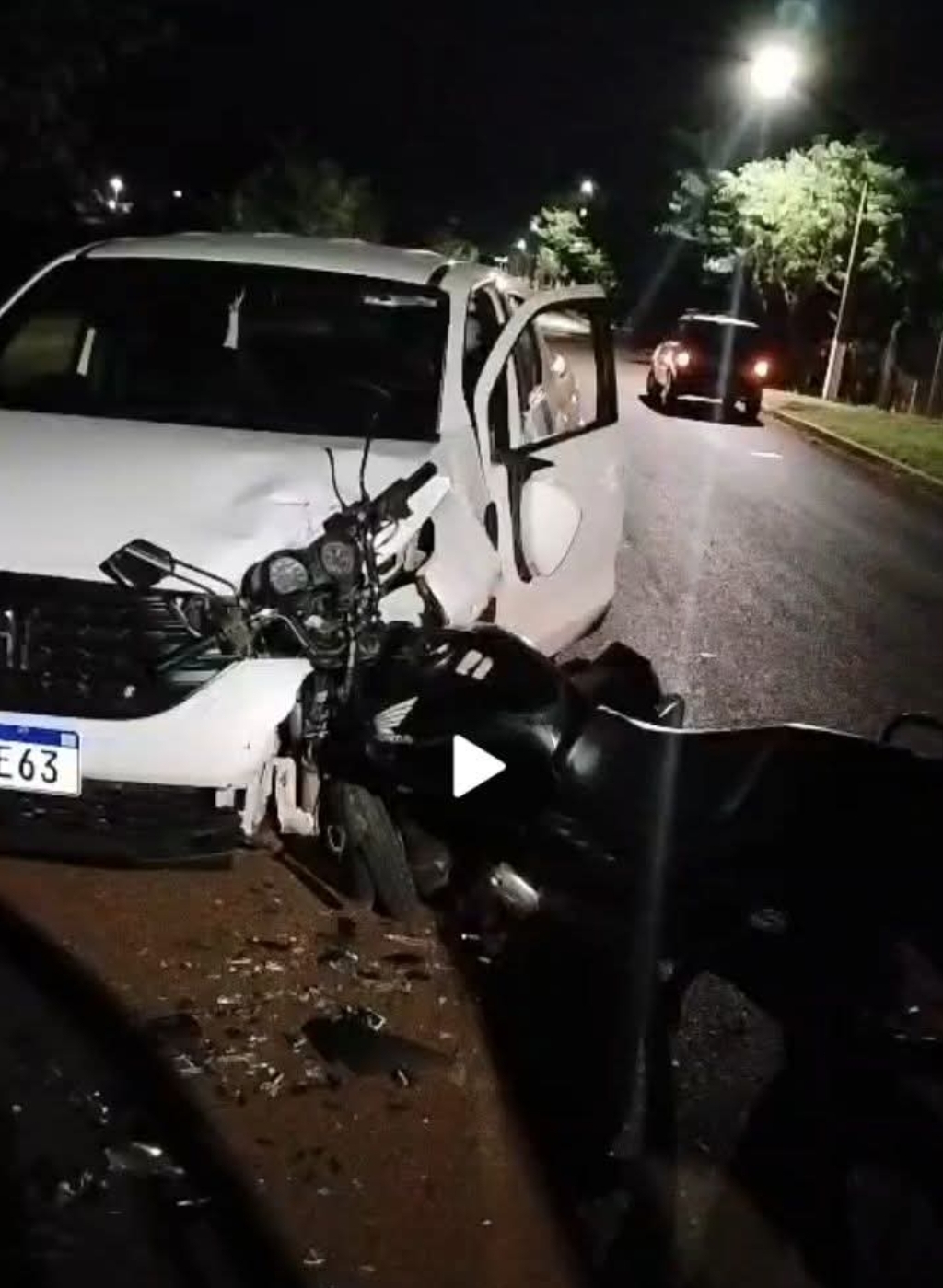 Itaporã: colisão entre carro e moto deixa entregador ferido na COHAB