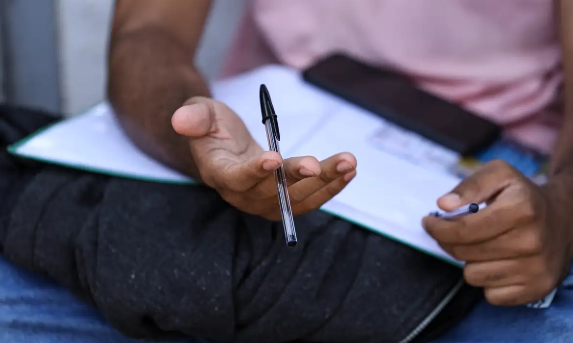 Prazo para pedir isenção da taxa de inscrição no Enem começa no dia 13