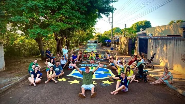 Amigos se unem e pintam rua no BNH de Itaporã em clima de Copa do Mundo