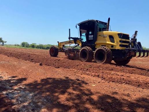 Prefeitura intensifica recuperação das estradas vicinais com manutenção do Ramal 14 na região do Pé de Jaca