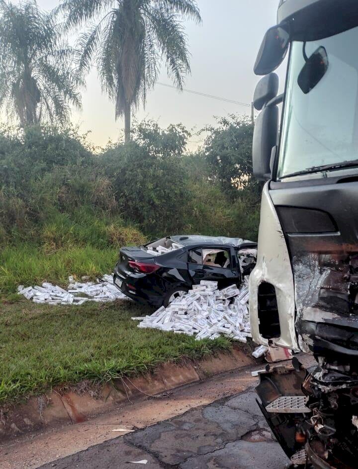 Carro carregado com cigarros bate de frente em carreta com placas de Itaporã