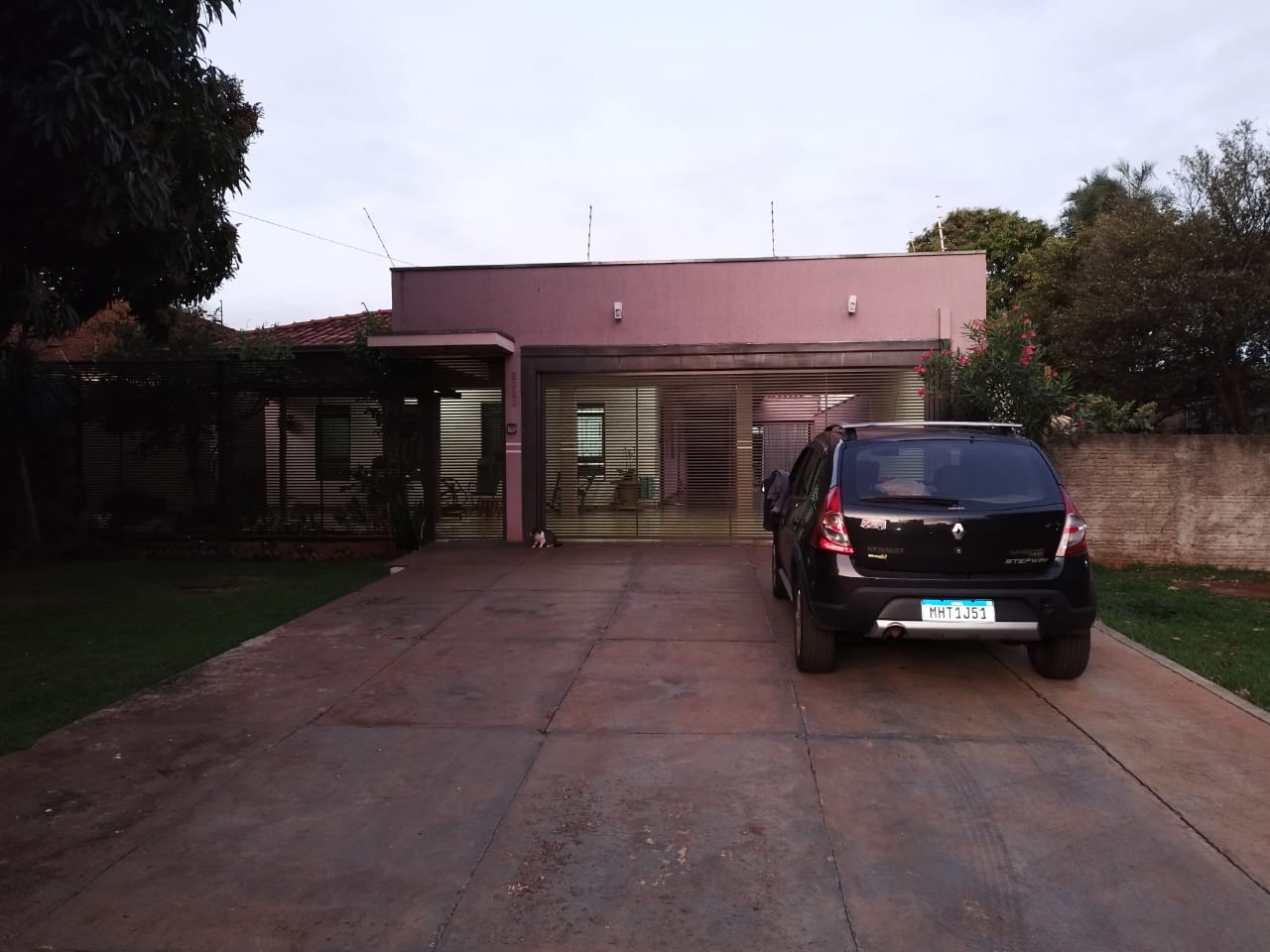 Vende-se casa grande com ótima localização em Dourados