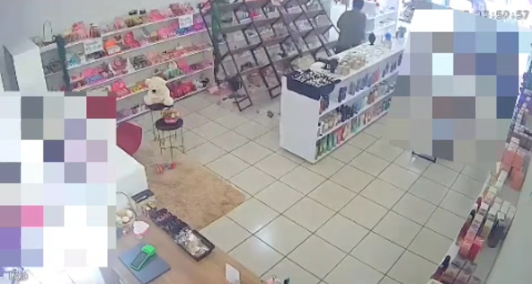 Homem surta e destrói loja no centro de Itaporã (veja o vídeo)