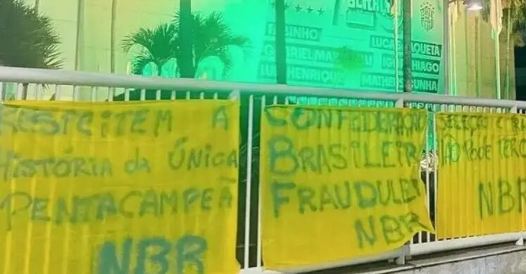 Após queda na Copa, torcedores fazem protesto em frente à sede da CBF e cobram mudanças