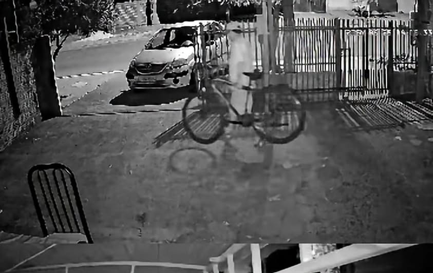 Em Itaporã, câmera de segurança registra momento em que um homem entrou em uma evidência e furtou uma bicicleta