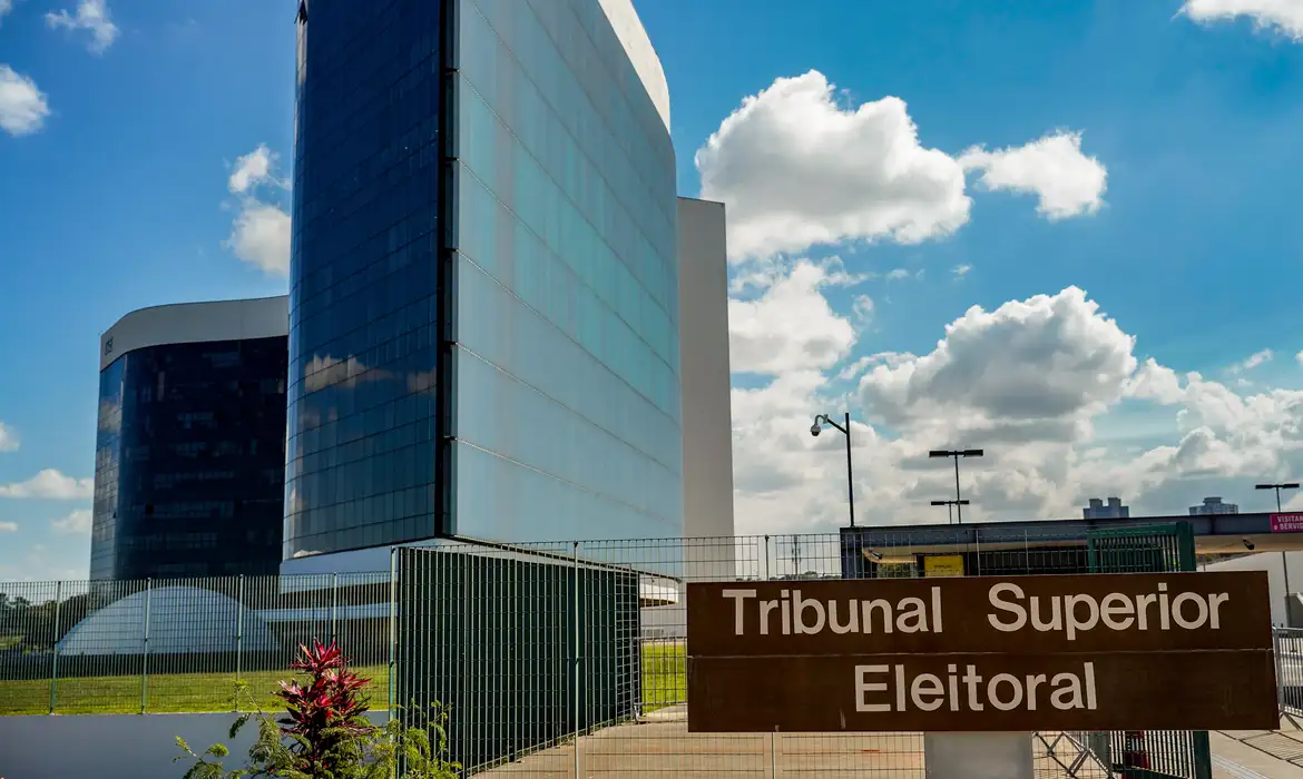 TSE recebe TSE nesta segunda para defender urna eletrônica