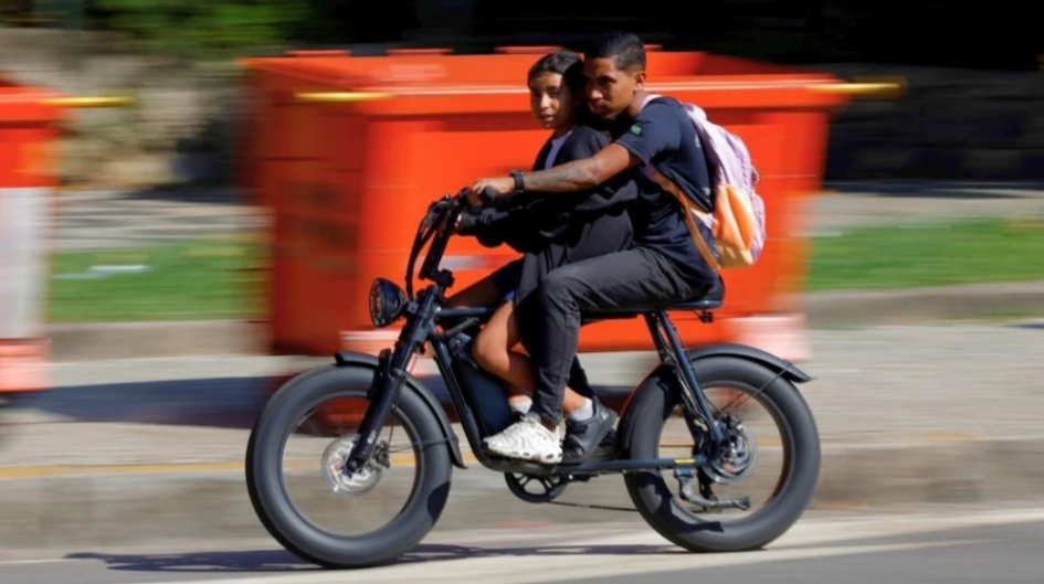 Adolescentes poderão ter idade mínima para conduzir bicicletas elétricas; entenda as regras