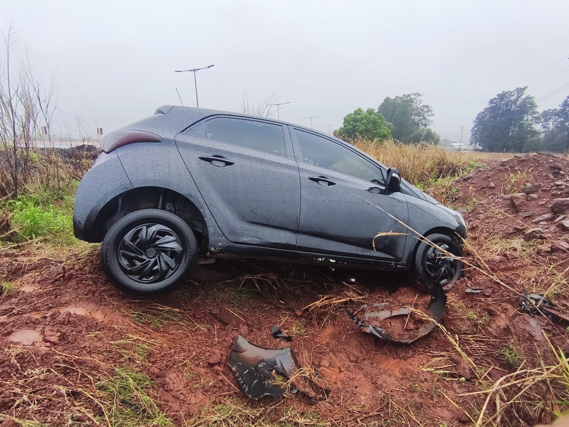 Chuva faz motorista perder o controle e carro sai da pista em Itaporã