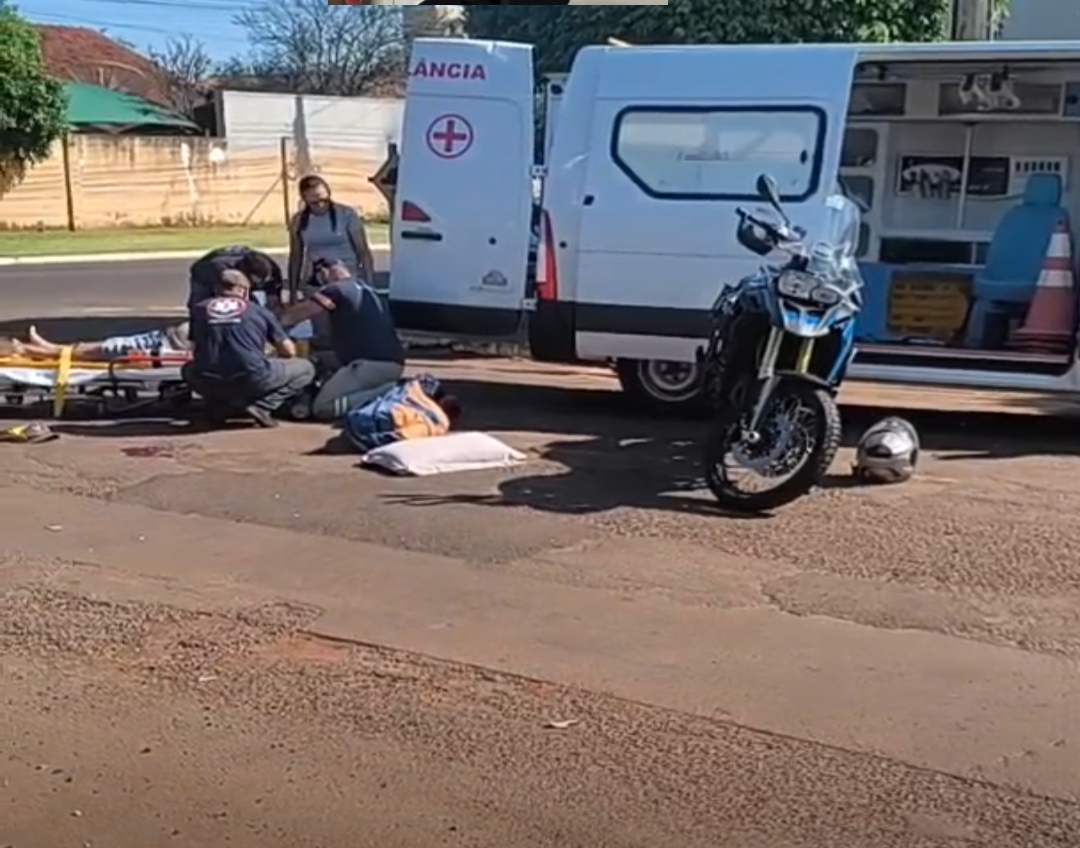 Moto bate em bicicleta durante conversão e deixa dois feridos em Itaporã
