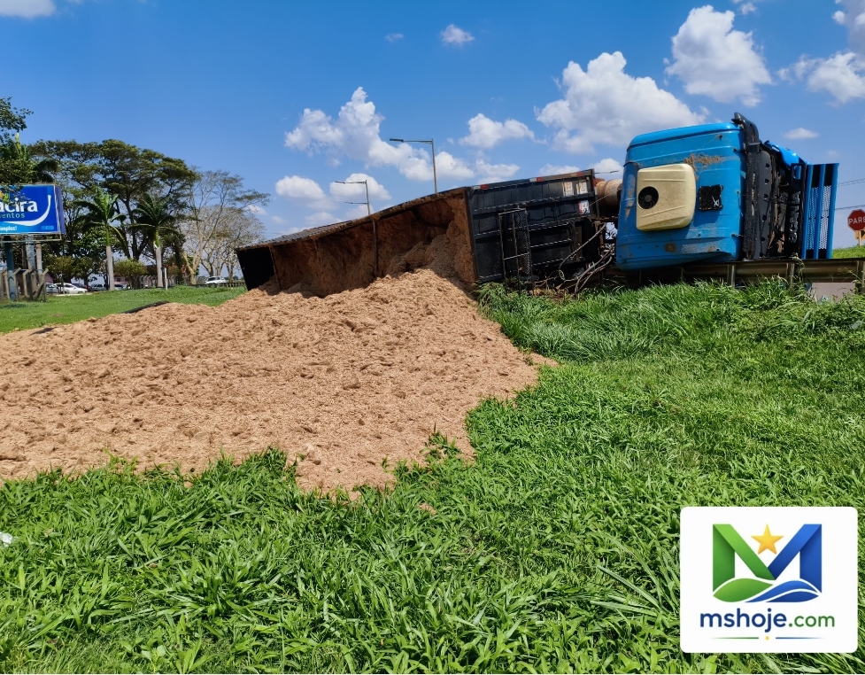 Caminhão tomba na rotatória da Guacira, entre Dourados e Itaporã