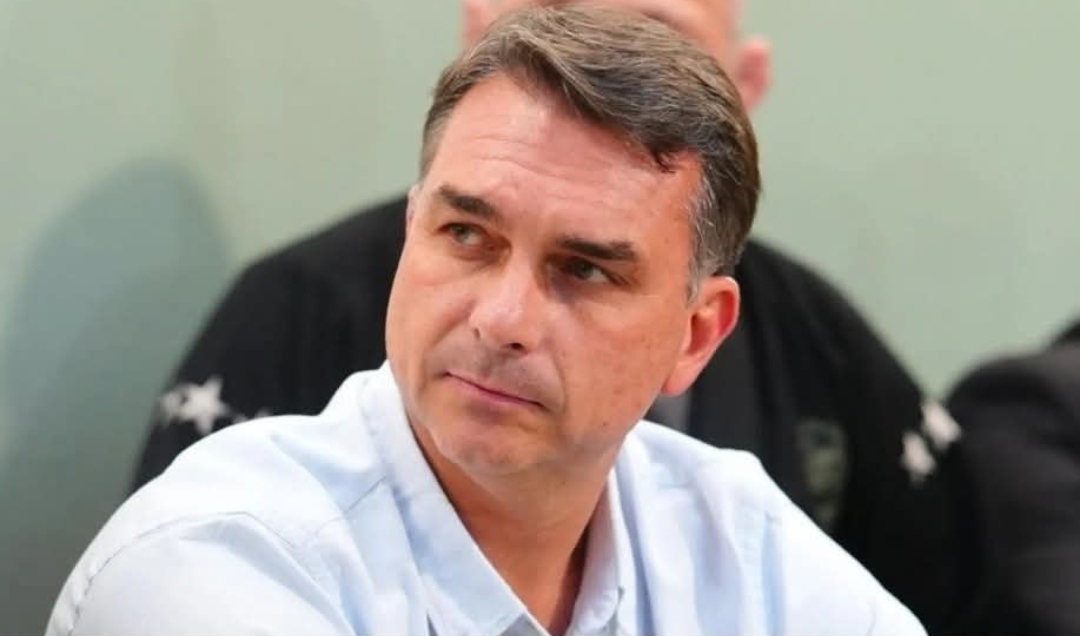 Flávio é intimado pela PF a entregar passaporte por determinação de Moraes